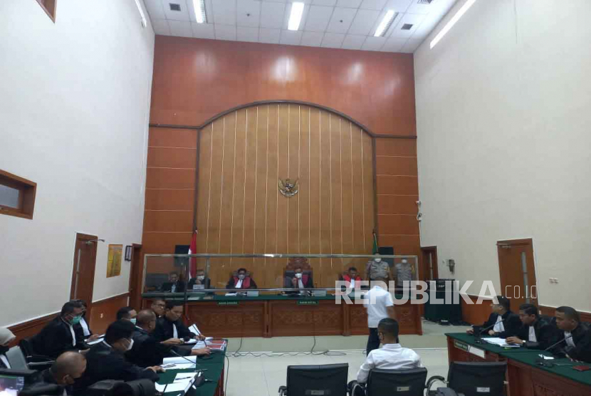 AKB Dody Prawiranagara mendengar pembacaan tuntutan Jaksa Penuntut Umum di PN Jakarta Barat, Senin (27/3/2023). 