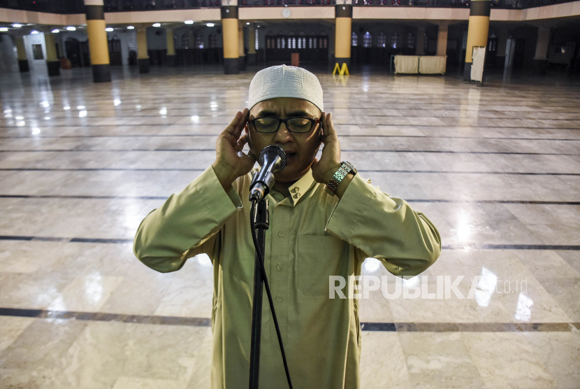 Persoalan Mengenai Adzan dan Iqamah. Seorang muazin mengumandangkan adzan zhuhur di Masjid Raya Bandung, Jalan Dalem Kaum, Kota Bandung.