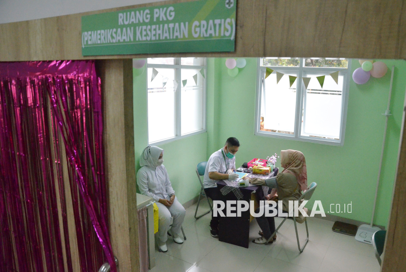 Cek kesehatan gratis atau CKG untuk warga yang berulang tahun di bulan Februari, di Puskesmas Puter, Kota Bandung, Senin (10/2/2025). Program tersebut bertujuan untuk meningkatkan kualitas kesehatan masyarakat dan mengurangi beban penyakit yang bisa dicegah. Di Jawa Barat, pemeriksaan kesehatan gratis ini dilakukan di 1.106 Puskesmas.