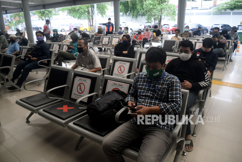Calon penumpang kereta mengantre untuk melakukan rapid test di Stasiun Senen, Jakarta, Senin (26/10).