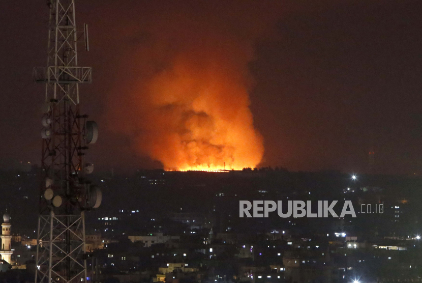Api membakar dan asap mengepul setelah pasukan Israel menyerang di Jalur Gaza, Senin 10 Mei 2021.