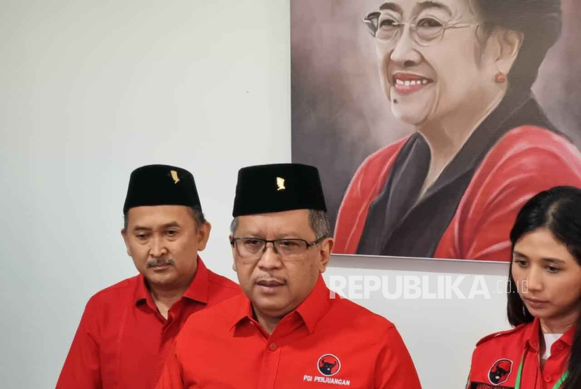 Sekretaris Jenderal PDIP, Hasto Kristiyanto usai Rakerda DPD Banten di Kantor DPD PDIP Banten, Serang, Banten, Ahad (10/9/2023). PDIP mengingatkan kadernya untuk tak membicarakan kelemahan pihak lain.