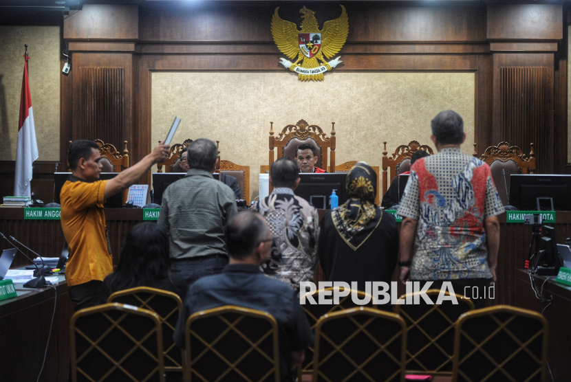 Majelis hakim memimpin jalannya sidang lanjutan dengan terdakwa kasus dugaan korupsi impor gula Thomas Trikasih Lembong atau Tom Lembong  di Pengadilan Tipikor, Jakarta, Senin (14/4/2025).