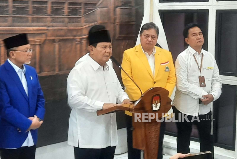 Prabowo Subianto saat konferensi pers usai ditetapkan sebagai presiden terpilih di Kantor KPU RI, Jakarta Pusat, Rabu (24/4/2024). 