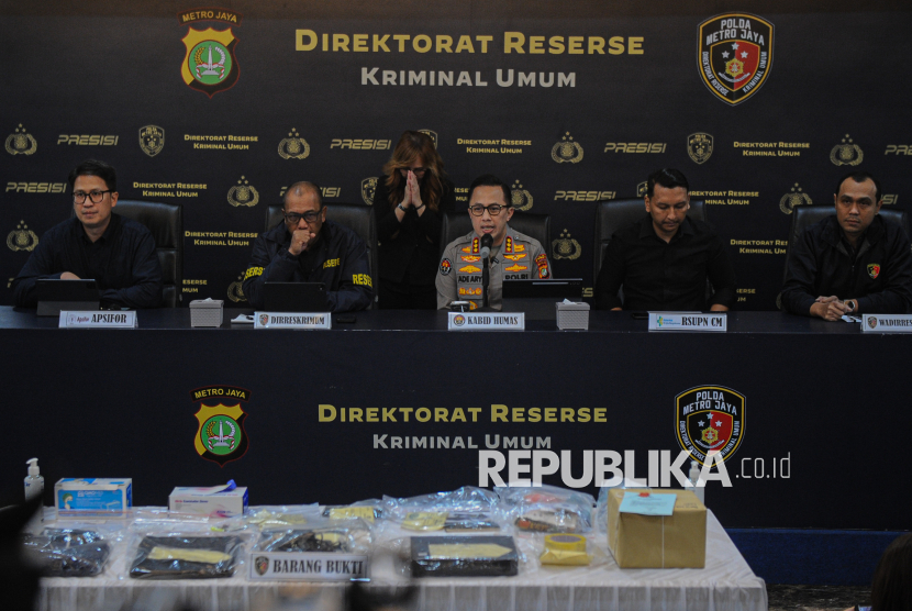 Direktur Reserse Kriminal Umum (Dirreskrimum) Polda Metro Jaya Kombes Pol Wira Satya Triputra (kedua kiri) bersama Kabid Humas Polda Metro Jaya Kombes Ade Ary Syam (tengah) melakukan konferensi pers di gedung Polda Metro Jaya, Jakarta, Selasa (29/7/2025). Dalam konferensi tersebut, Dirreskrimsus Polda Metro Jaya meyimpulkan dalam kasus kematian diplomat muda Kementerian Luar Negeri Arya Daru Pangayunan tersebut meninggal tanpa ada keterlibatan orang lain.