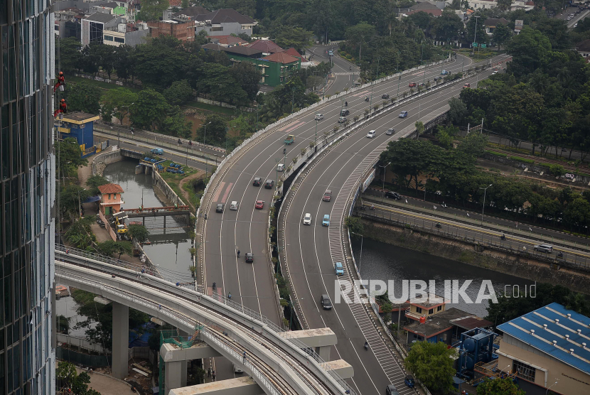 Pekerja bergelantung dengan tali pengaman disalah gedung bertingkat di kawasan Jakarta. Dengan berbagai skenario, pertumbuhan ekonomi diprediksi 3,7 sampai 4,5 persen. pada 2021 