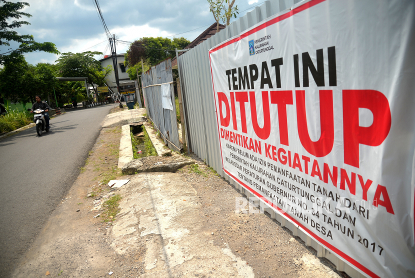 Tanda penyegelan terpasang di perumahan yang dibangun di atas tanah kas desa (TKD), Caturtunggal, Sleman, DI Yogyakarta.