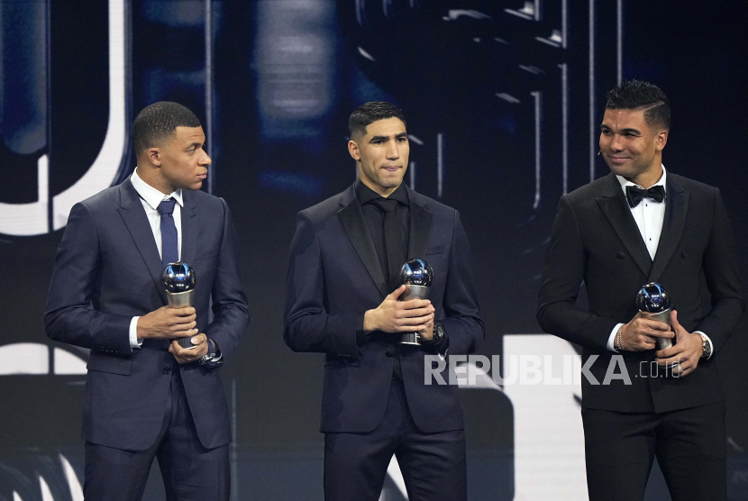 Kylian Mbappe, kiri, Achraf Hakimi, tengah, dan Casemiro berpose bersama sebagai nominasi pemain pria terbaik FIFA 2022.