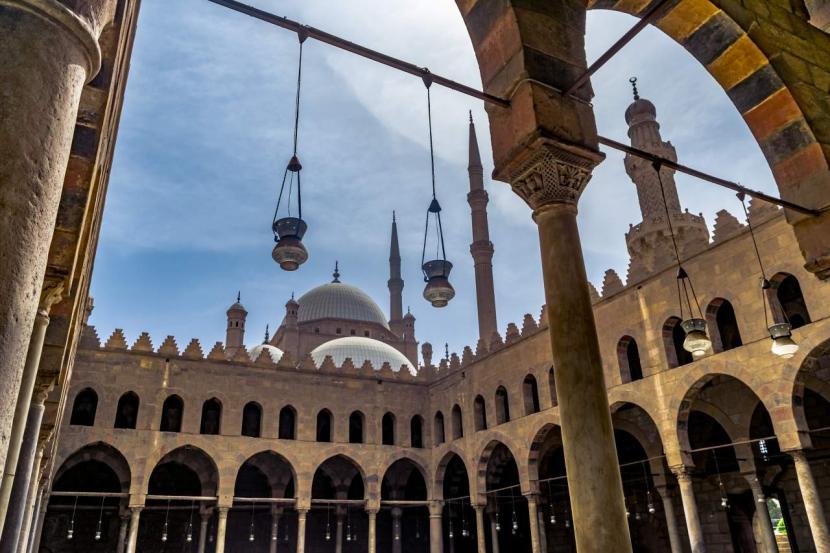 Masjid Sultan al-Nashir Muhammad dibangun pada masa kekuasaan Dinasti Mamluk di Mesir.