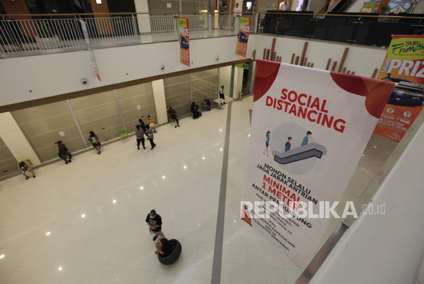 Aktivitas Mall. Aktivitas pengunjung di Summarecon Mall Bekasi, Selasa (26/5)
