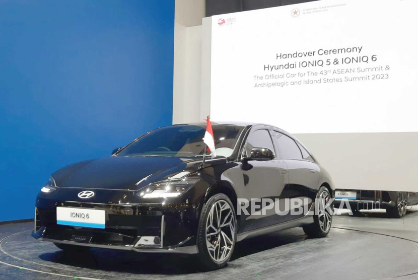 Hyundai serahkan IONIQ 5 dan IONIQ 6 sebagai mobil resmi untuk ASEAN Summit ke 43 dan Archipelagic and Island States Summit 2023 (ilustrasi).