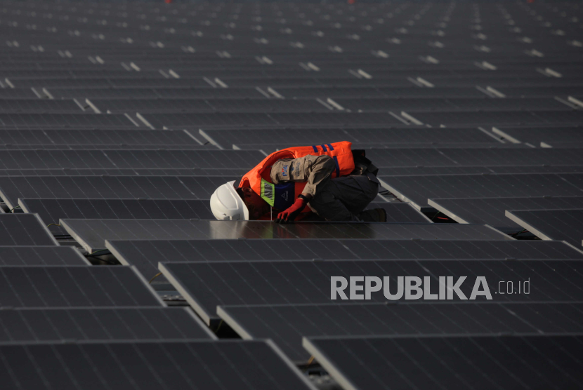 Technicians inspect solar panels on the Floating PLTS project at Cirata Reservoir, Purwakarta Regency, West Java, Tuesday (26/9/2023).