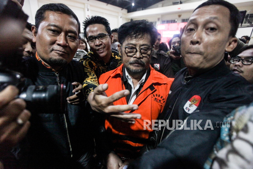 Mantan Menteri Pertanian Syahrul Yasin Limpo (tengah) memakai rompi tahanan. Kuasa hukum siapkan rekomendasi medis Syahrul Yasin Limpo untuk sidang praperadilan.
