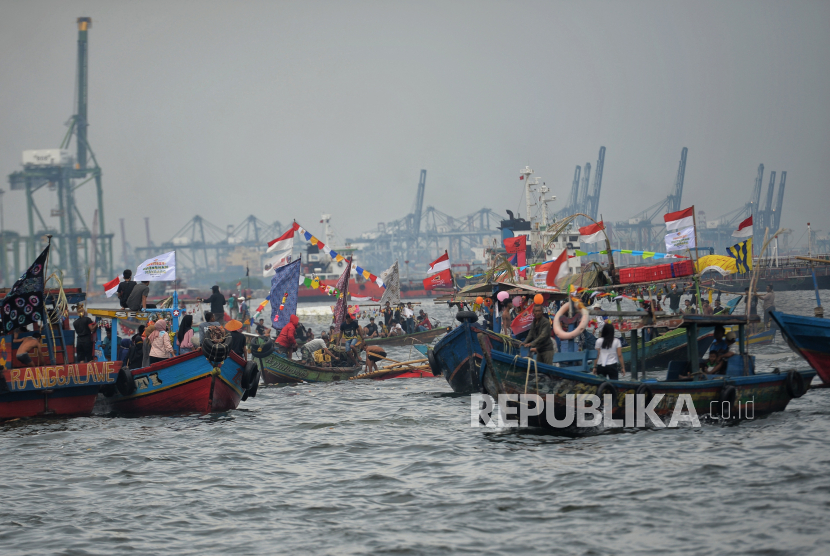 Nelayan dan warga mengikui acara di Pantai Jakarta, Sabtu (22/10/2022). Menteri Kelautan dan Perikanan Sakti Wahyu Trenggono memastikan pelaksanaan kebijakan penangkapan ikan terukur berbasis kuota (PIT) akan memberikan banyak keistimewaan dan mendorong pemberdayaan nelayan kecil.