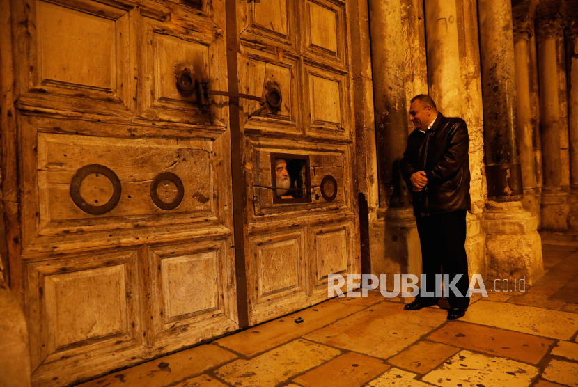Gerbang Gereja Makam Suci si Yerusalem yang selama ini dijaga keluarga Muslim Palestina.