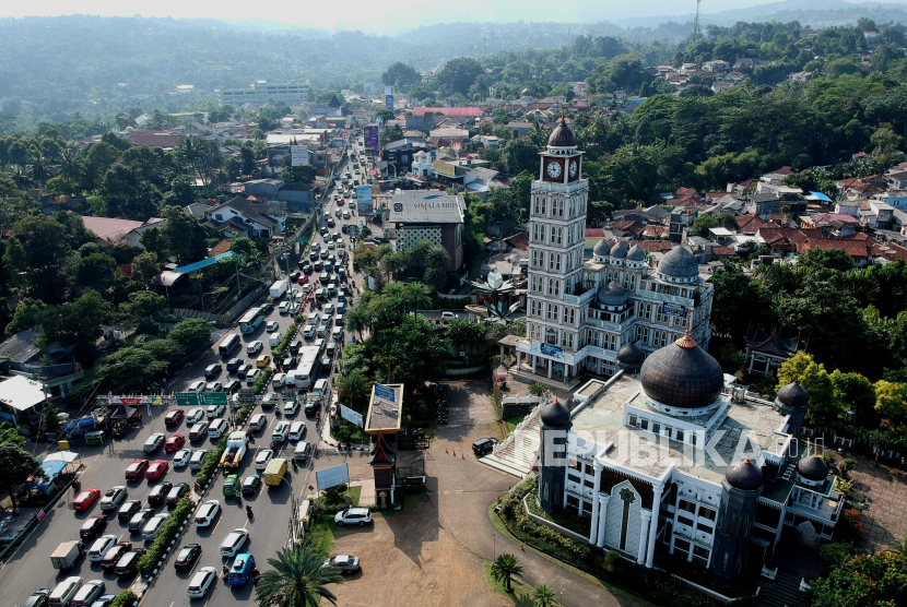 Suasana kepadatan kendaraan yang akan menuju kawasan wisata Puncak di Gadog, Kabupaten Bogor, Jawa Barat, beberapa waktu lalu. 