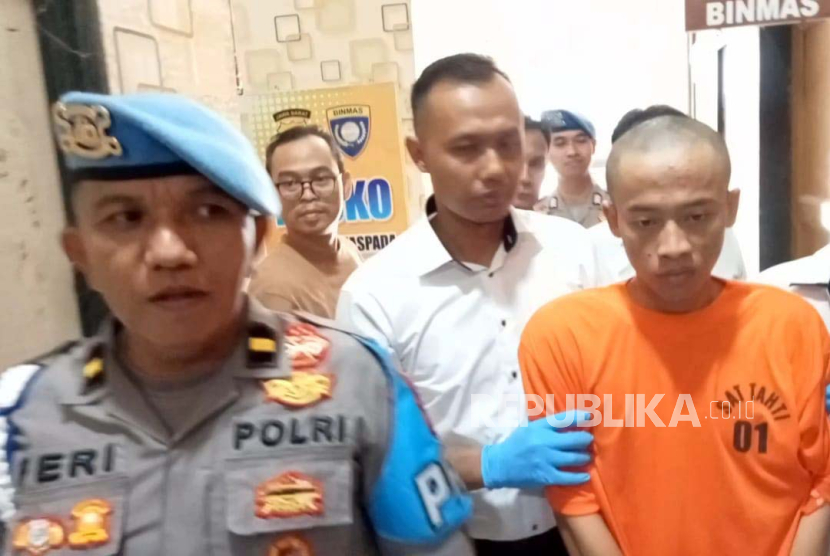 Polisi menggiring MM, tersangka pembunuh istrinya sendiri, di Mapolresta Cirebon, Senin (22/1/2024). Setelah membunuh, tersangka kemudian membuang jasad istrinya ke sungai di Kecamatan Susukan, Kabupaten Cirebon. 