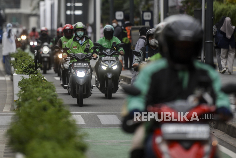 Ojek online melintas di kawasan Bundaran HI, Jakarta. Ratusan pengemudi ojek online atau ojol demo di depan DPRD DKI menolak jalan berbayar