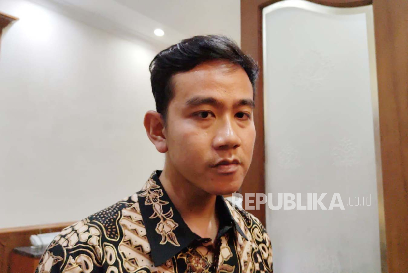 Respon Gibran disentil Sekjen Hasto Soal privilege Jokowi, Senin (30/10/2023). 
