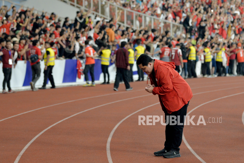 PSSI Chairman Erick Thohir greets Indonesian national team supporters at the match between Indonesia against Australia that took place at GBK Stadium, Senayan, Jakarta, Tuesday (11/9/2024).