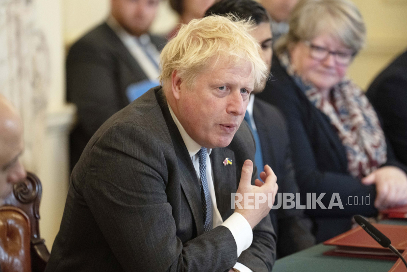 Perdana Menteri Inggris Boris Johnson berbicara pada awal pertemuan Kabinet di Downing Street, London. Ia menolak untuk mundur dari jabatannya