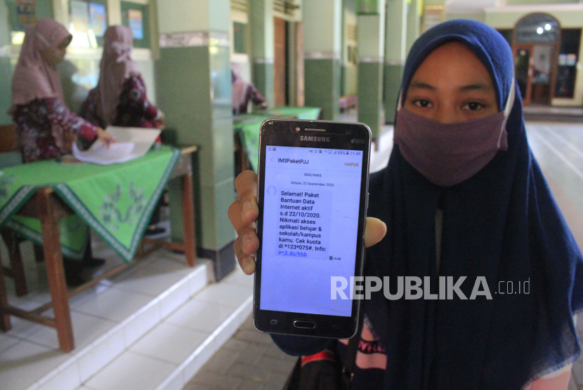 Seorang Siswi menunjukkan pesan pemberitahuan mendapatkan kuota belajar gratis dari Kemendikbud (ilustrasi)