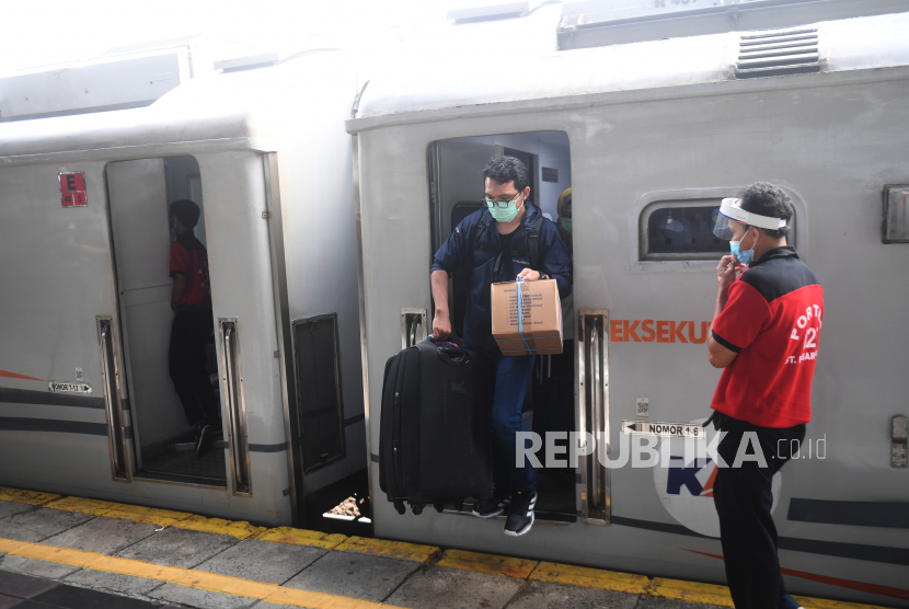 Penumpang kereta api Dharmawangsa dari Surabaya tiba di Stasiun Pasar Senen, Jakarta, akhir pekan lalu. Pada masa libur Nataru tahun ini, PT KAI mencatat melayani total 628.603 pelanggan kereta api (KA) jarak jauh.