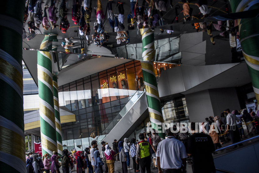 Sejumlah warga mengantre untuk memasuki mal The Kings Shopping Centre di Jalan Kepatihan, Kota Bandung. (ilustrasi)