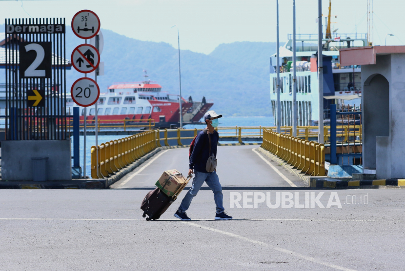 Penumpang melintas di Pelabuhan Ketapang Banyuwangi, Jumat (24/4/2020). Meskipun Kementerian Perhubungan melarang seluruh kapal laut mengangkut penumpang mulai 24 April hingga 8 Juni 2020, namun pelabuhan Ketapang-Gilimanuk tetap beroperasi seperti biasa