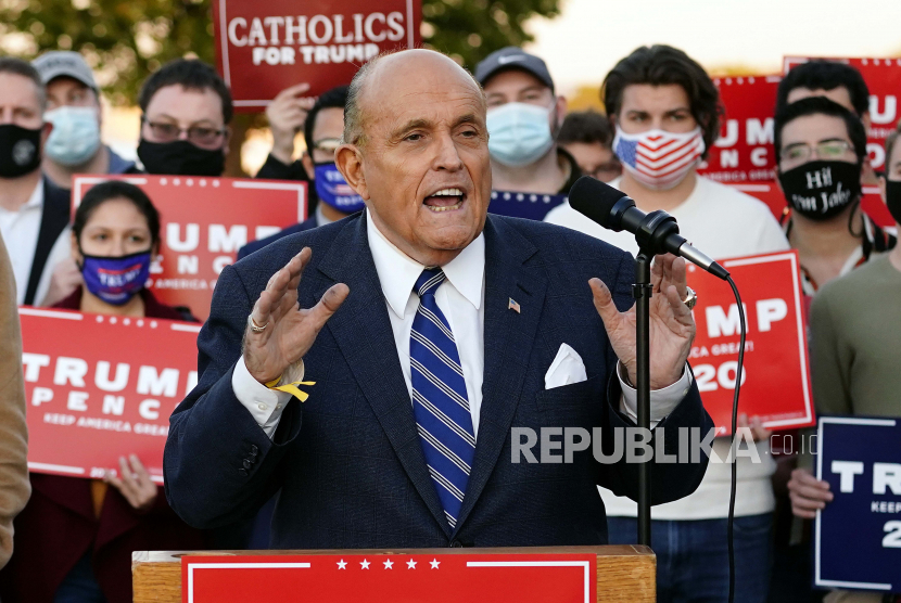 Petugas Pemilu Pennsylvania Minta Hakim Tolak Gugatan Trump. Rudy Giuliani, pengacara Presiden Donald Trump, berbicara dalam konferensi pers tentang tantangan hukum untuk penghitungan suara di Pennsylvania, Rabu, 4 November 2020, di Philadelphia.