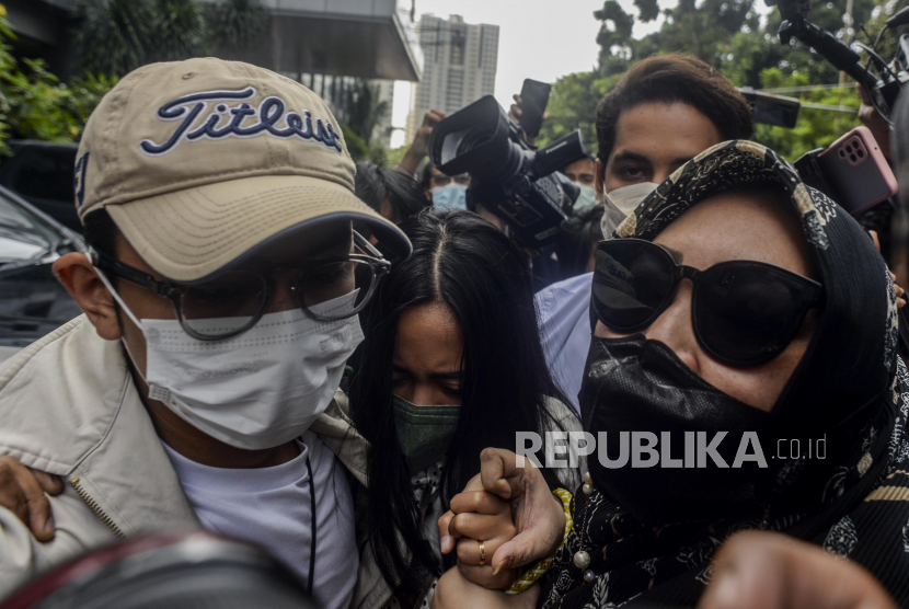 Selebgram Rachel Vennya (tengah) bersiap menjalani pemeriksaan di Mapolda Metro Jaya, Jakarta, Kamis (21/10). Status kabur karantina telah dinaikkan ke penyidikan. (ilustrasi)