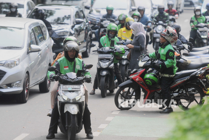 Pengemudi ojek online bersiap membawa penumpang di kawasan Palmerah, Jakarta Barat, Selasa (13/6/2023). 