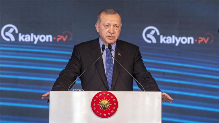 Presiden Turki Recep Tayyip Erdogan berpidato dalam pembukaan Pabrik Panel Surya Kalyon di Kawasan Industri Baskent, di Ankara, Turki, pada 19 Agustus 2020. (Ali Balıkçı - Anadolu Agency)