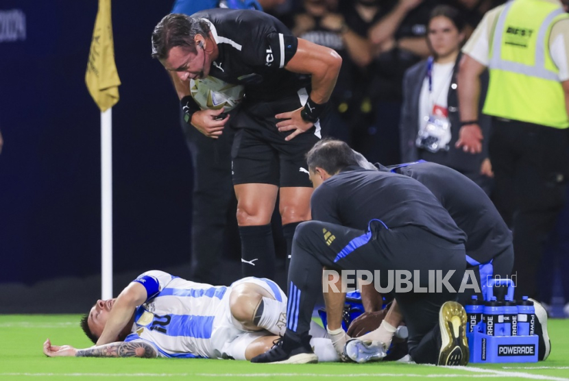 Pemain Argentina Lionel Messi  mendapatkan pertolongan medis dalam pertandingan antara Argentina dan Kolombia saat Final Copa America 2024 di Miami Gardens, Florida, AS, Ahad (14/7/2024). Timnas Argentina sukses menjadi juara Copa America 2024 usai menang 1-0 melawan Timnas Kolombia.