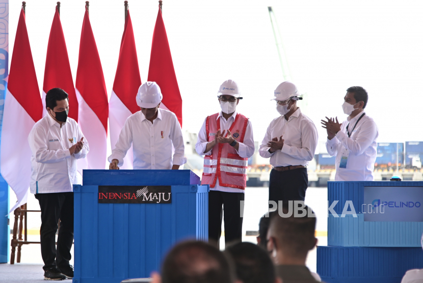 Presiden Joko Widodo (kedua kiri). Jokowi meminta BUMN mencari mitra internasional.