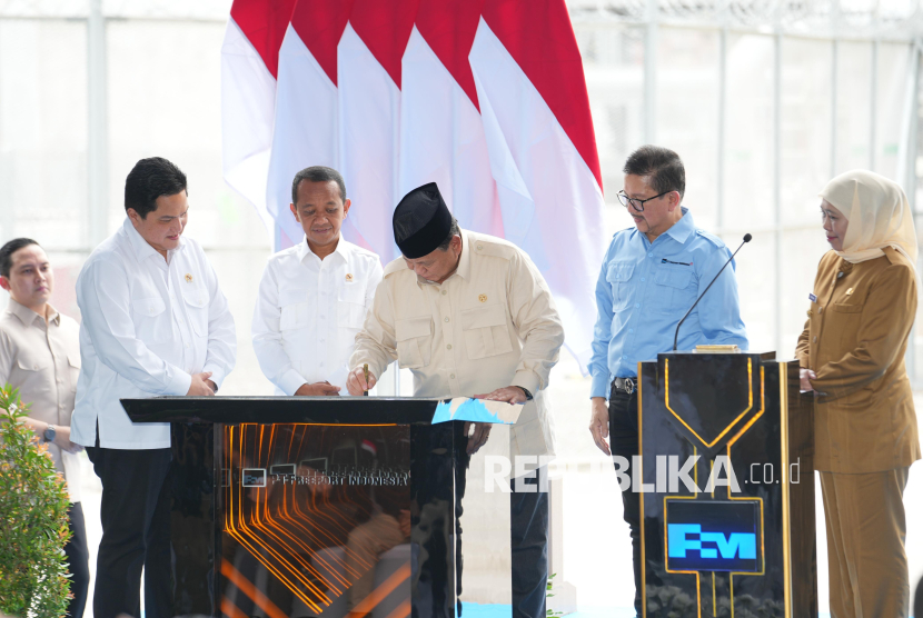 Presiden Prabowo Subianto (tengah) didampingi Menteri ESDM Bahlil Lahadalia (kedua kiri), Menteri BUMN Erick Thohir (kiri), Gubernur Jawa Timur Khofifah Indar Parawansa (kanan), dan Presiden Direktur PT Freeport Indonesia (PTFI) Tony Wenas (kedua kanan) meresmikan secara simbolis pabrik pemurnian logam mulia atau Precious Metal Refinery (PMR) milik PTFI di Kawasan Ekonomi Khusus (KEK) Gresik, Jawa Timur, Senin (17/3/2025). Pabrik pemurnian logam mulia dengan nilai investasi Rp10 triliun itu dapat mengolah lumpur anoda menjadi 50 ton emas dan 210 ton perak batangan per tahun yang diharapkan dapat meningkatkan perekonomian dan kemandirian nasional serta memperkuat peran Indonesia sebagai salah satu produsen emas terbesar di dunia.