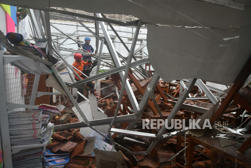 Kondisi atap ruang kelas yang ambruk di SDN Polisi 1 Kota Bogor, Jawa Barat, Rabu (3/1/2024). 