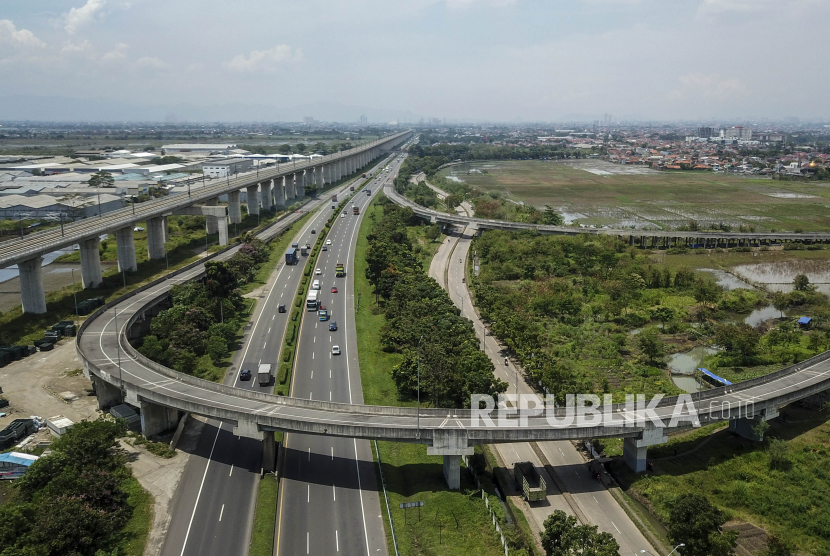 Foto udara gerbang keluar Jalan Tol Purbaleunyi di KM 149, Gedebage, Kota Bandung.