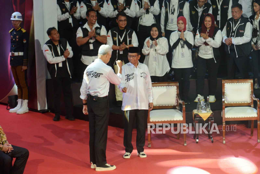 Capres nomor urut 3 Ganjar Pranowo dan cawapres Mahfud MD hadir saat akan menyampaikan visi misi saat debat perdana di halaman gedung Komisi Pemilihan Umum (KPU), Jakarta, Selasa (12/12/2023). 