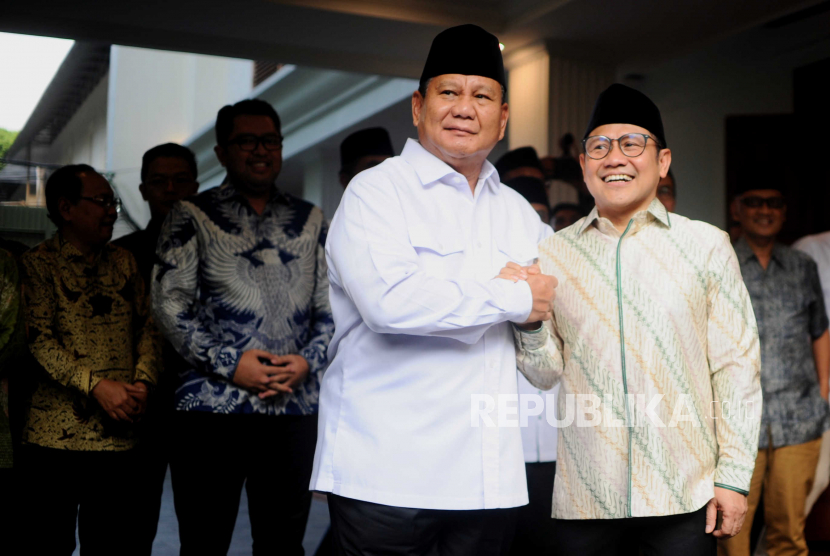 Ketua Umum Partai Gerindra Prabowo Subianto (kiri) bersama Ketua Umum Partai Kebangkitan Bangsa Muhaimin Iskandar bersalaman kepada wartawan sebelum melaksanakan pertemuan di Jakarta, Jumat (28/4/2023).