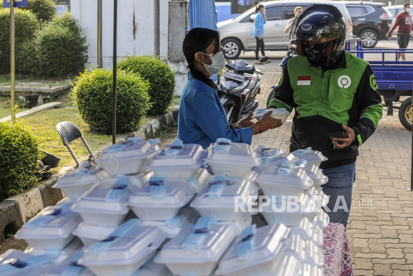 Makanan untuk pengemudi ojek online (ilustrasi). Komunitas Warung Tegal (Kowarteg) Indonesia membagikan 1.000 paket makanan gratis bagi pengemudi ojek online (ojol) atau ojek daring pada beberapa lokasi di kawasan Jakarta Utara.