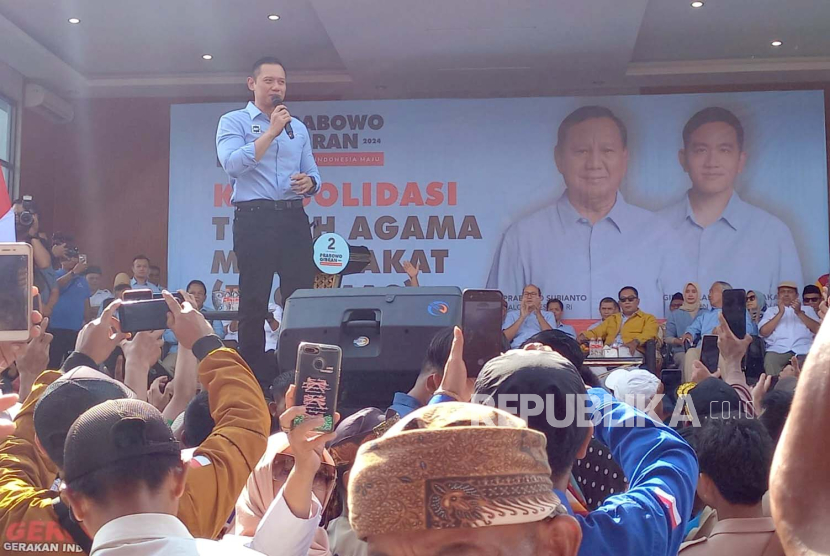 Ketua Umum Partai Demokrat Agus Harimurti Yudhoyono mengampanyekan capres Prabowo Subianto di Primajasa Exhibition Center, Kecamatan Singaparna, Kabupaten Tasikmalaya, Sabtu (2/12/2023).