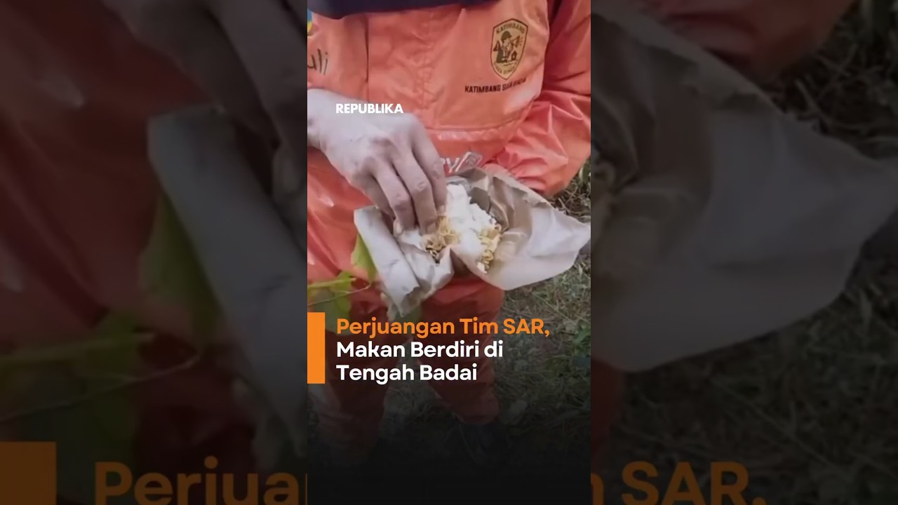 Perjuangan Tim SAR Makan Berdiri di Tengah Badai