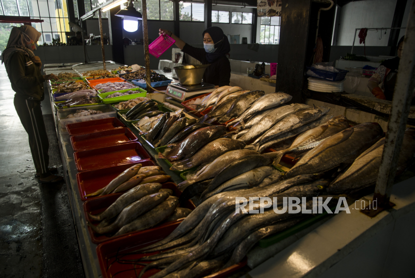 Pedagang ikan segar melayani pembeli di Pasar Ikan Modern Soreang, Kabupaten Bandung, Jawa Barat, Selasa (23/2/2021). Perusahaan Umum Perikanan Indonesia (Perindo) sebagai BUMN perikanan menargetkan penjualan ikan pada tahun 2021 naik jadi dua kali lipat menjadi Rp849 juta dibandingkan dengan penjualan tahun 2020 sebesar Rp447 juta yang didukung salah satunya melalui keberadaan Pasar Ikan Modern. 