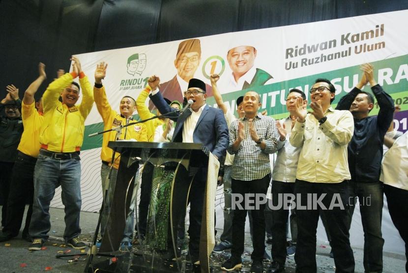 Calon Gubernur Jawa Barat Ridwan Kamil (Emil) bersama tim pendukung mengekspresikan kegembiraan, di Hotel Papandayan, Kota Bandung, Rabu (27/6).