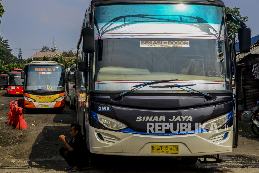 Supir bus menunggu penumpang di Terminal Baranangsiang, Bogor, Jawa Barat, Jumat (7/5). Pasca larangan mudik Lebaran 2021, Terminal Baranangsiang sepi dari aktivitas penumpang dan hanya melayani penumpang jurusan Jabodetabek. Republika/Putra M. Akbar