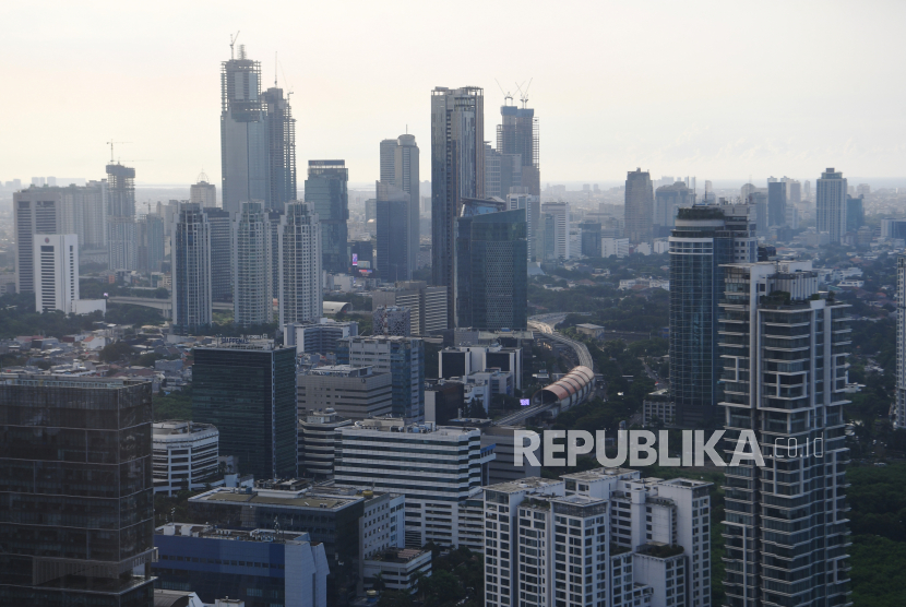 Suasana gedung bertingkat perkantoran di Jakarta, Jumat (25/6/2021). Pemerintah memproyeksikan pertumbuhan ekonomi kisaran 3,1 persen sampai 3,3 persen pada semester satu 2021.
