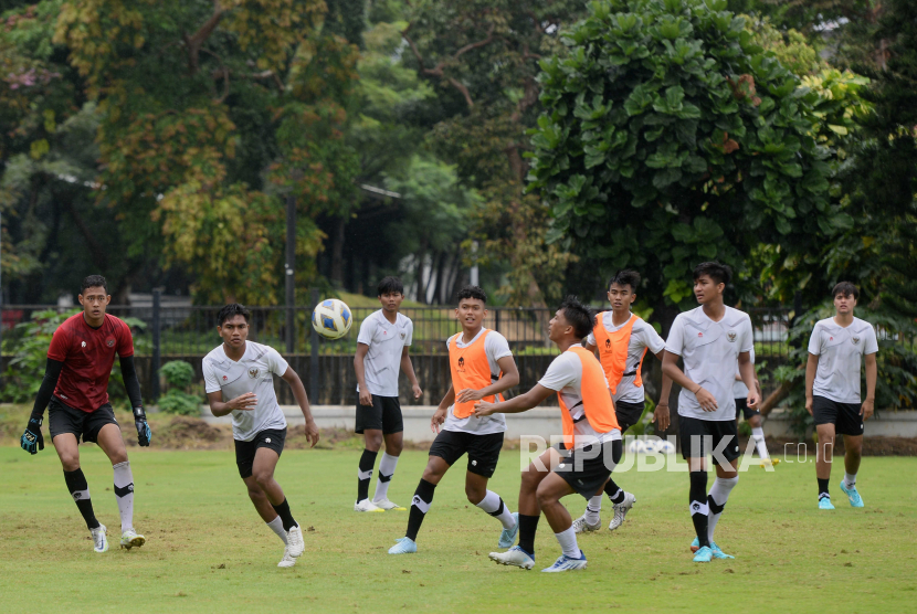 Pesepakbola Timnas U-20 saat berlatih di Lapangan A Senayan, Jakarta. Timnas U-20 menjalani pemusatan latihan jelang kejuaraan Piala Asia U-20 2023.