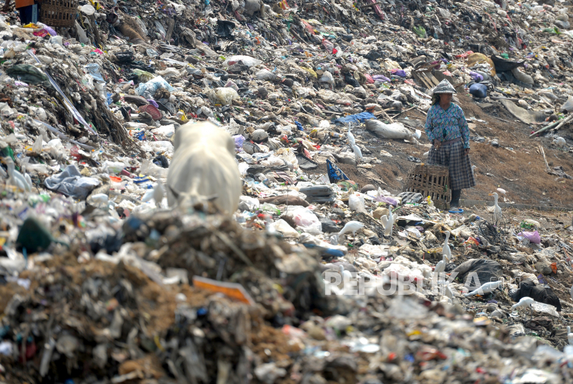 Pemulung mencari sampah daur ulang pada tumpukan sampah pembuangan terakhir di Tempat Pembuangan Akhir (TPA) Piyungan, Bantul, Yogyakarta, Senin (24/7/2023). 