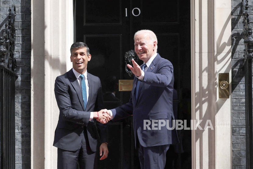 Perdana Menteri Inggris Rishi Sunak (kiri) menyambut Presiden AS Joe Biden (kanan) di 10 Downing Street di London, Inggris, 10 Juli 2023. 